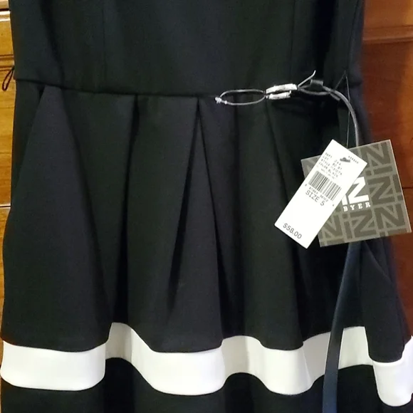 IZ byer size 5 adorable black and white dress with belt NWT - Picture 3 of 4